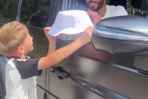 小球迷经常去卡灵顿门口，这回遇到了库尼亚，还送给后者一顶帽子