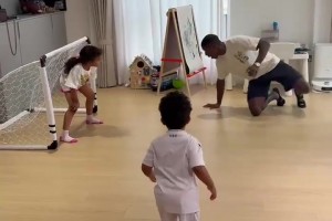 愉快的时光！国安外援法比奥晒与儿女家里踢足球画面❤