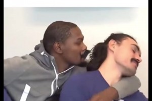 如今又同队了！昔日杜兰特戴着假胡子想亲亚当斯🤣🤣🤣