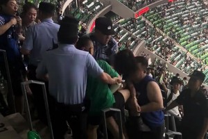 女子劝架险些被打！申花球迷和国安球迷上演暴力干架🥵