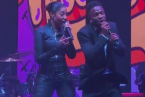 会玩！维尼修斯和巴西女歌手卢德米拉同台演唱，这扭的😂