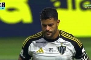 炸裂💥38岁胡尔克任意球打入十分角，上轮巴甲曾角球直接破门