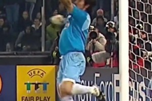 卡洛斯的任意球很恐怖吗？布冯：老哥我单手就能扑！