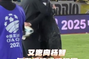 晚辈对前辈的尊敬！赛后侯森拥抱邵佳一和老门将杨智