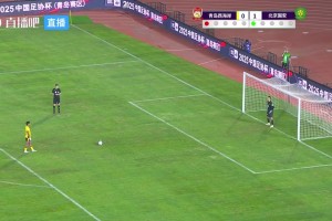 这啥操作？西海岸外援主罚点球前“罚站”，随后一脚踢飞😂