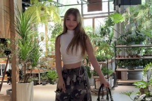 周玲安假期出街，37岁这身材保持得相当好