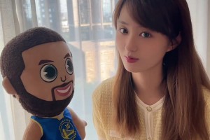 美女主持小七晒库里玩偶 这库里中文练得不错🤣🤣