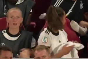 什么叫有钱人❓当年C罗支付2150万美元罚款后，淡定走出法庭