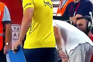 穆里尼奥当年不满裁判判罚，直接把录像放到直播镜头面前😏