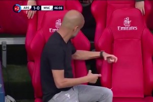 这镜头太有喜感了！网友：瓜迪奥拉对空椅子喋喋不休！