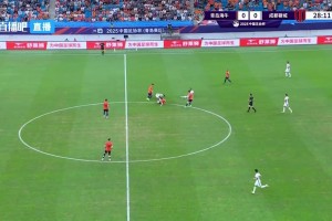 罗森文蹬踏韦世豪被红牌罚下，手指怒骂情绪失控😡