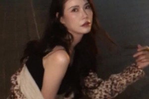 很诱惑！😍许诺晒豹纹性感大片：爱你是孤单的心事！