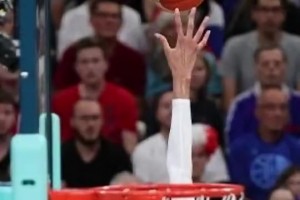 相当恐怖！有人拍下文班亚马盖帽的一瞬间，几乎大半只手臂都要超框了