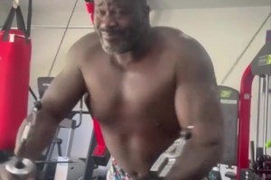 奥尼尔晒健身视频：家人们 我听说中国健身高手很多 谁能指导下