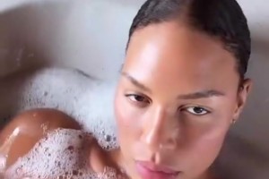 和莫兰德在一起了？坎贝奇昔日沐浴的视频，用手紧捂着胸口！😍