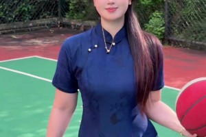 别有一番滋味哈！国产卡戴珊肘姐穿着旗袍平底鞋打球~