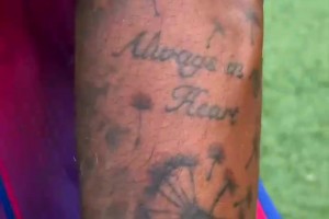 何意呢？拉什福德展示自己的纹身！