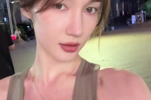 杨政女友孟雅芳晒自拍：没带头绳也没事🥢