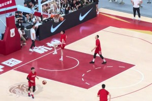 再练练！中国男篮赛前热身，尝试花式扣篮连续扣飞