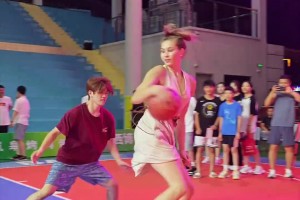 俄罗斯女篮小姐姐光脚大秀球技，这长腿，胯下运球都简单了