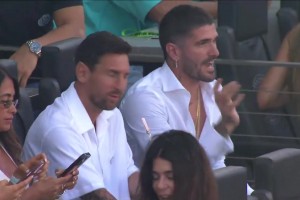 “保镖”来了！德保罗与梅西在看台观战迈阿密比赛！