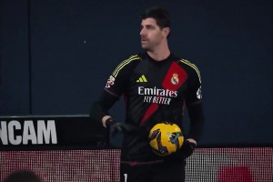 库尔图瓦：你的每一脚射门，都是我的背景板！