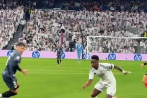 遛弯式过人破门！维尼修斯：过你就像过马路！