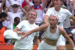 9万球迷见证！上届女足欧洲杯决赛！凯莉加时赛绝杀豪放脱衣庆祝