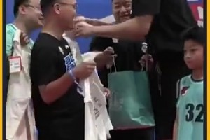 回顾杨瀚森青岛见面会！给热情小球迷们签名&还有问答环节~