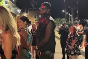 娇妻陪伴😍乔治和老婆现身法国度假 腿上还绑着护具呢