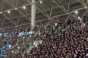 实拍：国安远征军看台怒斥球队“一盘散沙，丢人现眼”