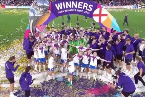 两夺女足欧洲杯冠军！英格兰女足高举冠军奖杯全队庆祝！