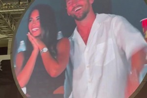 梅西带着老婆现身酷玩乐队演唱会，小老头看起来很开心呀🤣