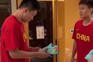 戈贝尔这休赛期的训练视频，真的让人很有遐想的空间