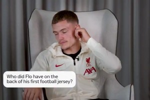 维尔茨：弗林蓬，我穿的第一件球衣是梅西哦😍弗林蓬：俺也一样