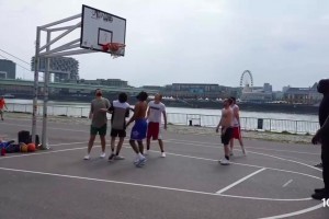 奥尼尔室外打野球 各种站外线发牌 结果球传出去回不来了~