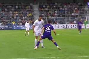 状态不错！C罗1V1完全摆脱对手，可惜射门稍稍偏出