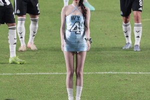 吧友可以教教她吗？这一脚射门连她自己都笑了😏