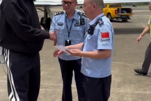 登哥下飞机了！哈登中国行的灰机落地了 给机场工作人员签名~