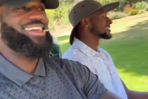 休赛期享受生活！老詹和队友布朗尼一起去打高尔夫🏌