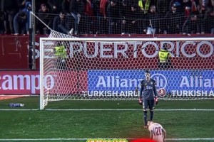 我俩什么场面没见过？冲突乱成一锅粥，拉莫斯克罗斯场边喝水！