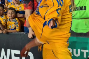 女足当场脱下衣服送给小球迷，多么可爱的举动~这就是我爱她原因