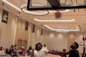 篮球巨人爱德戈克 站着隔扣奥尼尔，大鲨鱼秒变小鱼干😂