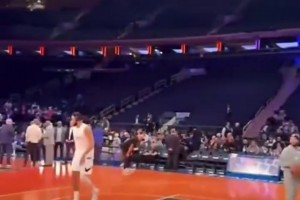 逆大天！名场面：西蒙斯赛前热身罚球线附近投篮一个没进！