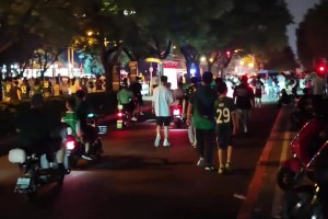 无死角😱，网友路人视角拍到“甜不辣”和她的“蕞红啦啦队”