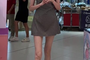 大长腿！许诺：2米女生沉浸式逛商场 高处放心交给我就好了~