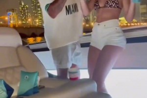 活得滋润！拉塞尔带老婆乘游艇夜游：享受当下