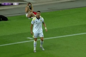 菲利克斯送助攻！C罗跟进打门得手！胜利2-0领先里奥阿维！