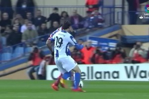 解说：这是欺负柬埔寨门将啊😂！张怡倩任意球直接破门