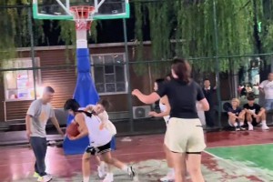 后面小姐姐想偷偷和里夫斯合影，把小里弄脸红了